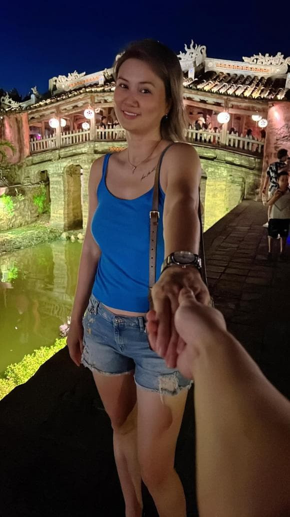 Chia sẻ về hạnh phúc mới, Kim Huệ từng viết: "Rồi sẽ có một ngày, người ấy sẽ đến bên bạn. Một người tỉ mỉ, ân cần ngồi lắng nghe bạn kể về những tổn thương xưa cũ. Không than phiền, không vội vã. Dịu dàng lắng nghe như chính cuộc đời của họ, một nửa cuộc đời họ đã vô tình bỏ lỡ. Chân thành cùng nhau nhớ lại chuyện cũ, tôn trọng một nửa bản thân không kề bên...