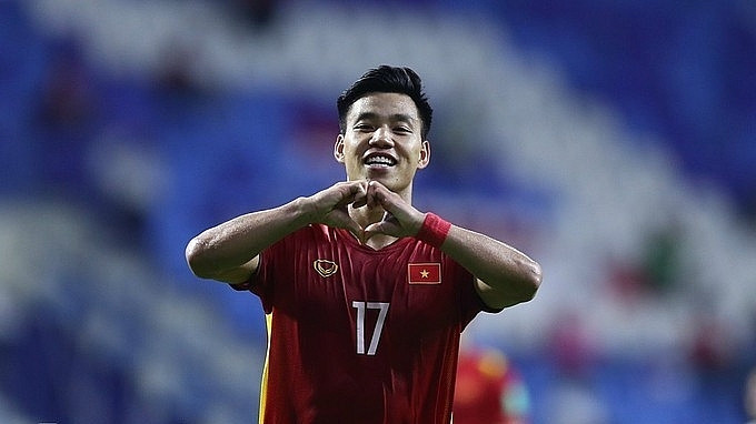 Chưa dừng lại ở đó, Văn Thanh còn để lại hình ảnh đẹp khi kết hai bàn tay thành hình trái tim để gửi đến NHM Việt Nam đang có mặt tại UAE và cả tại quê nhà...