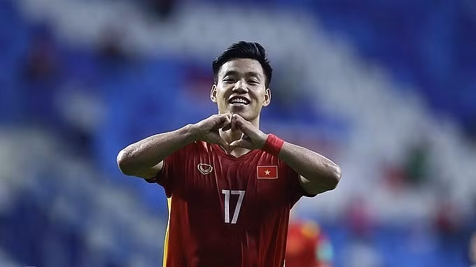 Chưa dừng lại ở đó, Văn Thanh còn để lại hình ảnh đẹp khi kết hai bàn tay thành hình trái tim để gửi đến NHM Việt Nam đang có mặt tại UAE và cả tại quê nhà...