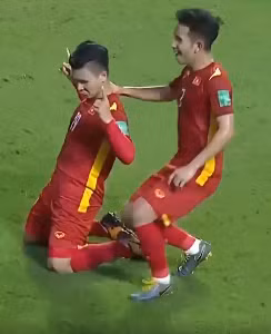 Cũng giống như Tiến Linh, Quang Hải cũng có cách ăn mừng bàn thắng riêng của mình. "Hải con" đã chạy đà sau đó trượt về cỏ, chỉ tay lên trời và cái "nhún môi" đầy ngạo nghễ khi xé toang khung thành của đối thủ.