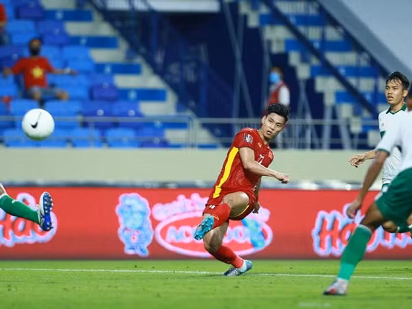 Người cuối cùng điền tên mình lên bảng tỷ số ở sân Al Maktoum không ai khác chính là Văn Thanh. Phút 74, cầu thủ người Hải Dương có cú cứa lòng bằng chân không thuận đưa bóng ghim vào góc xa khung thành Indonesia hoàn tất chiến tháng 4 sao cho đội tuyển Việt Nam.