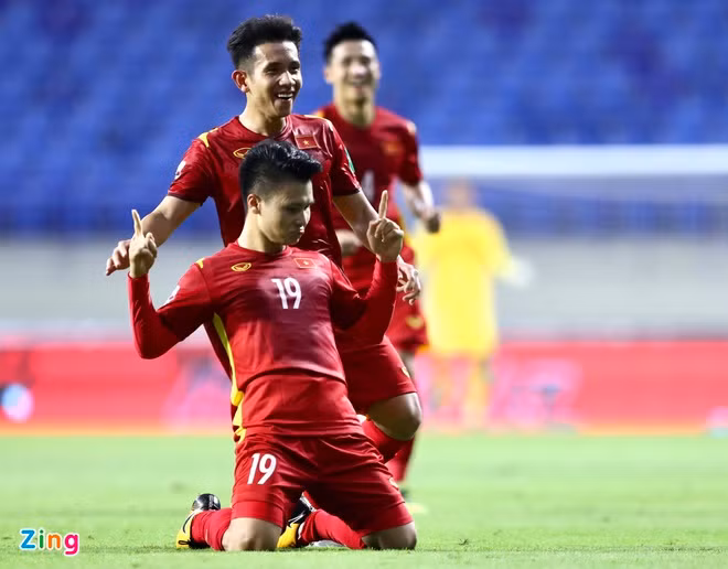 Đây là cách ăn mừng thường thấy của Quang Hải mỗi khi anh lập công trong màu áo Đội tuyển Quốc gia Việt Nam lẫn CLB Hà Nội FC. Ảnh: Zing.