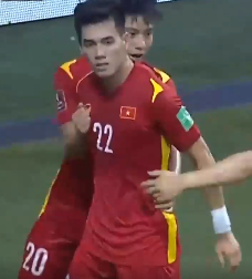 Sau khi ăn mừng ở góc khán đài với các đồng đội. Tiến Linh chạy về hướng BHL để chia vui cùng với các người thầy của mình.