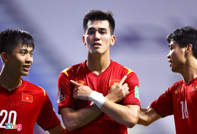 Sau tình huống xé lưới thủ môn Nadeo Winata, Tiến Linh đã có màn ăn mừng đầy lạnh lùng khi đã chỉ tay lên cầu vai áo, nơi ngôi sao vàng lấp lánh của Tổ quốc đang ngự trị. Ảnh: Zing.