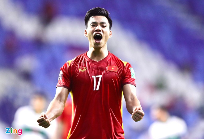 Sau khi ghi bàn thắng, Văn Thanh có cách ăn mừng như thường lệ khi giơ hai cánh tay gân guốc để thể hiện sức mạnh, ý chí vươn lên. Ảnh: Zing.