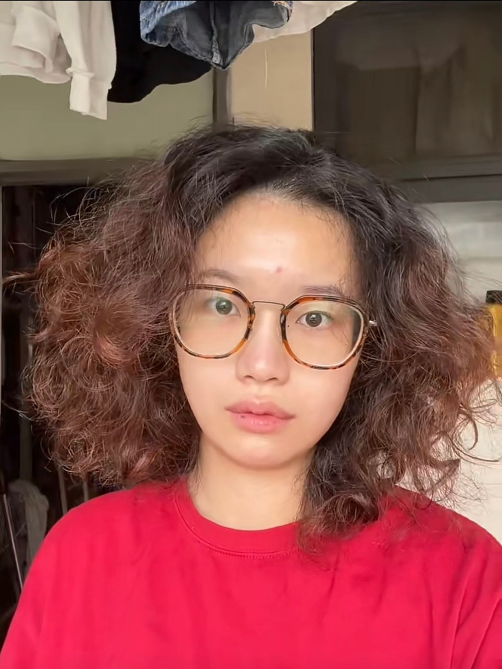 Bên cạnh đó cũng có một số người bày cho cô gái cách để cho kiểu tóc đẹp hơn. Với mái tóc xoăn xù mì như vậy thì không nên dùng máy sấy quá khô sẽ khiến tóc càng thêm xù.