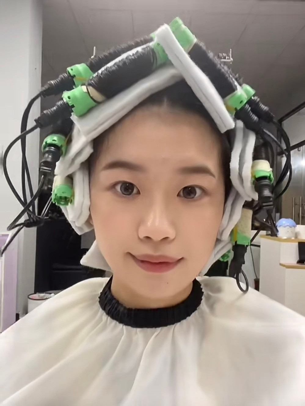 Vì quá hào hứng nên cô nàng đã ghi lại toàn bộ quá trình thực hiện. Tuy nhiên, sau khi về nhà sấy khô tóc, giao diện mà cô nàng nhận được khiến người xem không khỏi "dở khóc dở cười".