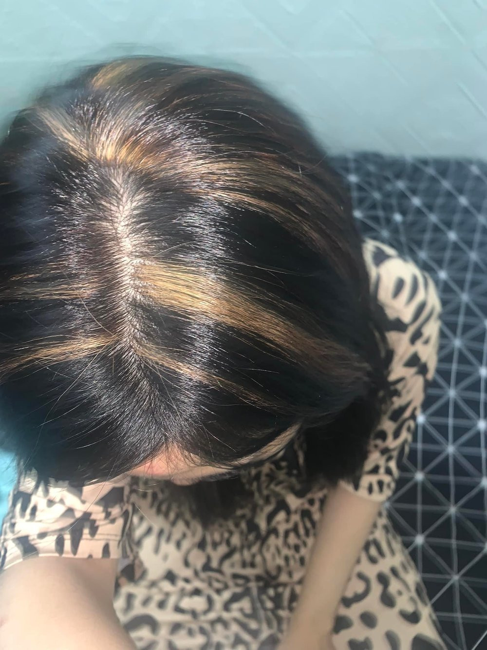 Sau khi tham khảo các kiểu trên mạng, cô đã nhờ salon tư vấn kĩ càng trước khi đi làm. Vì đã từng nhuộm đen nên phần tóc của cô gái này khó lên màu hơn những người khác, chính vì vậy, việc cân nhắc kĩ là hoàn toàn đúng.