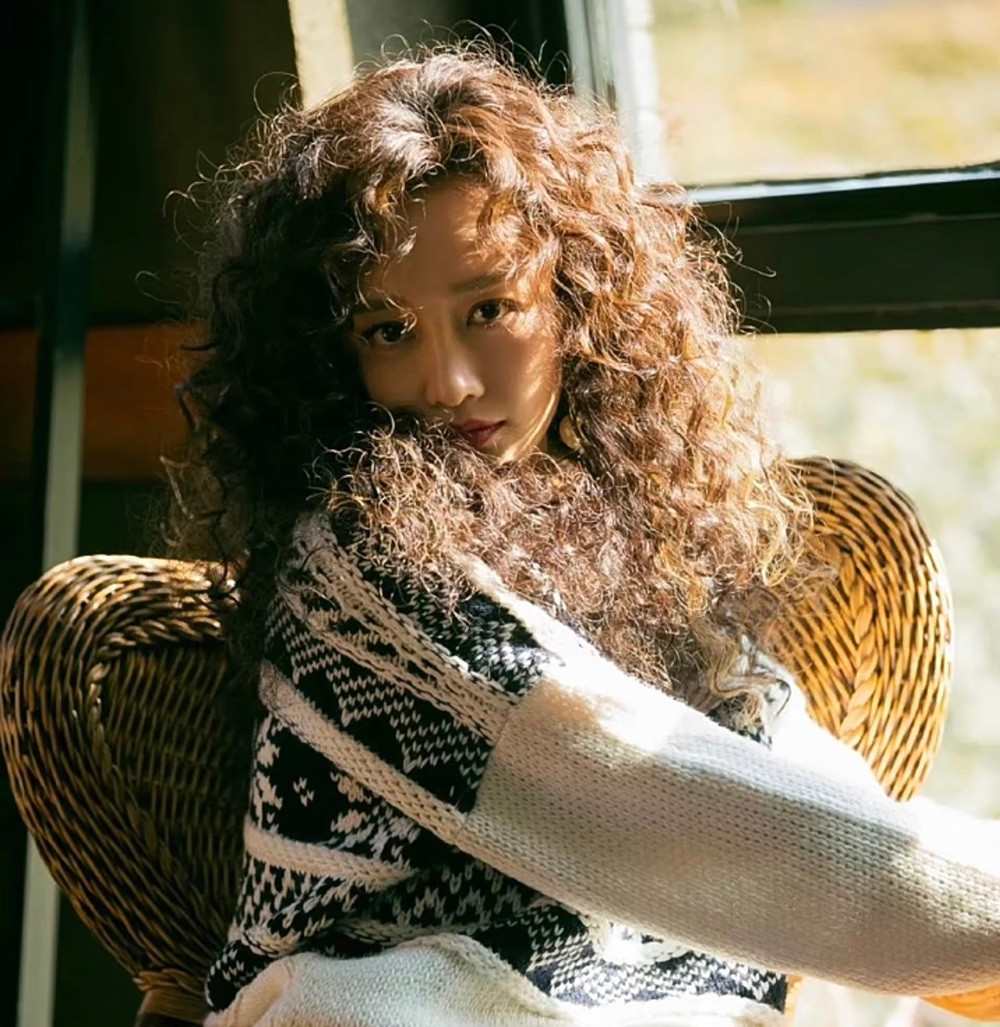 Cụ thể cô gái muốn làm kiểu tóc xoăn xù mì Hàn Quốc. Đây là kiểu tóc khá kén khuôn mặt, không phải ai cũng có thể để được. Hơn nữa, nếu chỉ cần uốn quá tay một chút kiểu tóc này sẽ xoăn tít không khác gì sợi mì tôm.