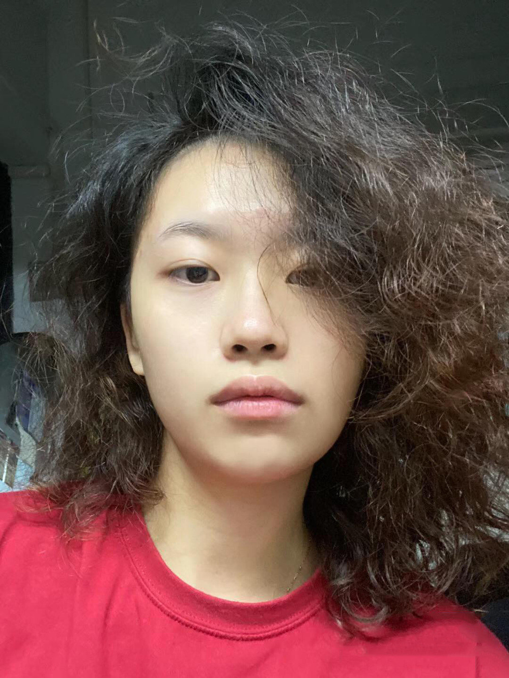 Thay vào đó các bạn chỉ nên sấy nhẹ và để tóc khô tự nhiên rồi vuốt thêm một chút gel. Như vậy tóc sẽ vào nếp mượt mà hơn.