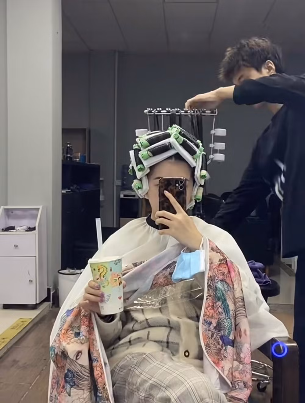 Mới đây, mạng xã hội rần rần chia sẻ hình ảnh một cô gái hí hửng đi làm tóc đón Tết. Tuy nhiên, sau khi làm tóc xong cô gái không thể tin nổi kiểu tóc mà mình nhận được lại khác một trời một vực so với bản gốc.