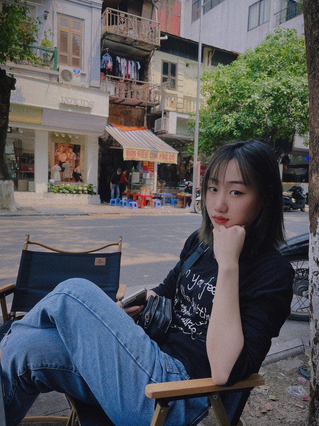 Rời bỏ bộ võ phục, Phương Nhi ở ngoài đời có phong cách thời trang phóng khoáng, trẻ trung