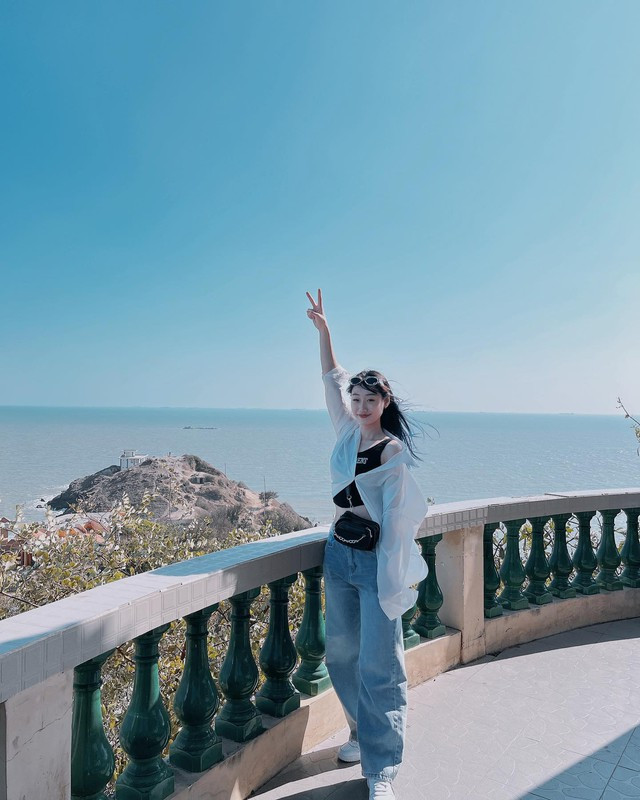 Phương Nhi còn được khen ngợi bởi góc nghiêng thần thánh, đôi mắt một mí thu hút ánh nhìn