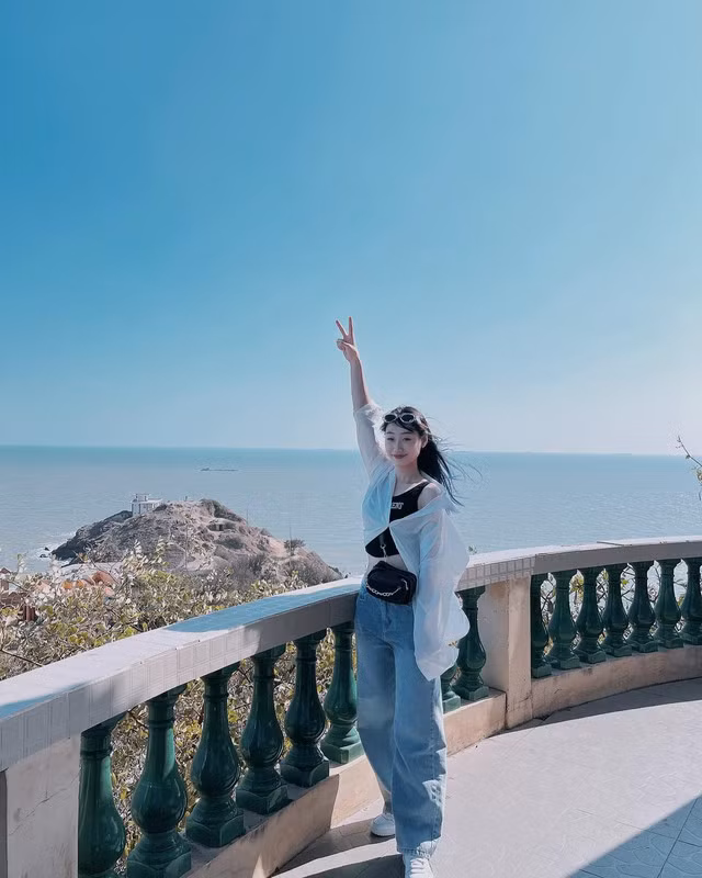 Phương Nhi còn được khen ngợi bởi góc nghiêng thần thánh, đôi mắt một mí thu hút ánh nhìn