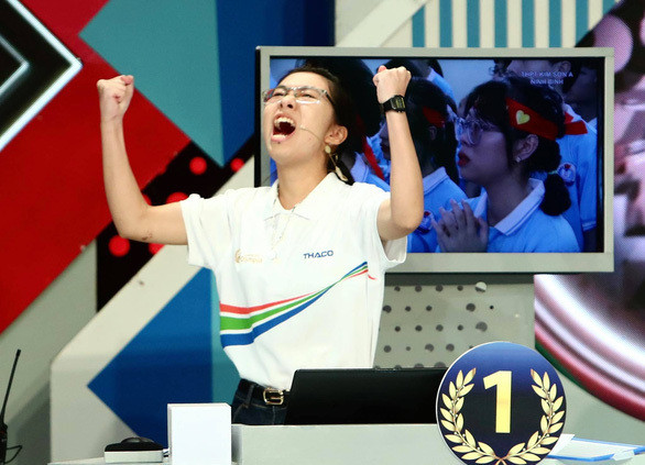 Thu Hằng - thí sinh nữ duy nhất của chung kết chương trình Đường lên đỉnh Olympia năm thứ 20 đã trở thành tân quán quân của cuộc thi, với 235 điểm sau 4 phần thi.