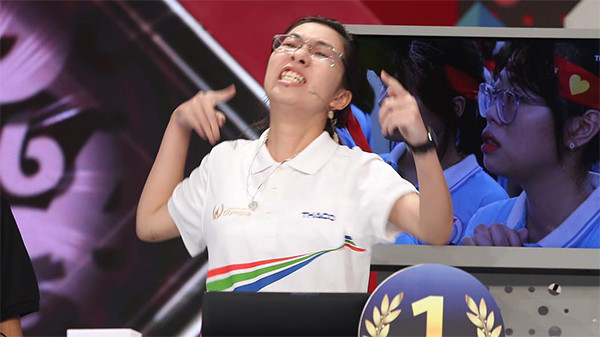 Thu Hằng cũng sở hữu nhiều giải thưởng thành tích học tập từ nhỏ như: huy chương Bạc môn Toán, huy chương Đồng môn Tiếng Anh cấp Quốc gia..., Á khoa thi tuyển đầu vào của THPT Kim Sơn A, Ninh Bình, giải 3 cấp tỉnh về môn Nghiên cứu khoa học, giải 3 cấp huyện môn Tin học trẻ, được chọn vào đội tuyển HSG môn Sinh học của trường,...