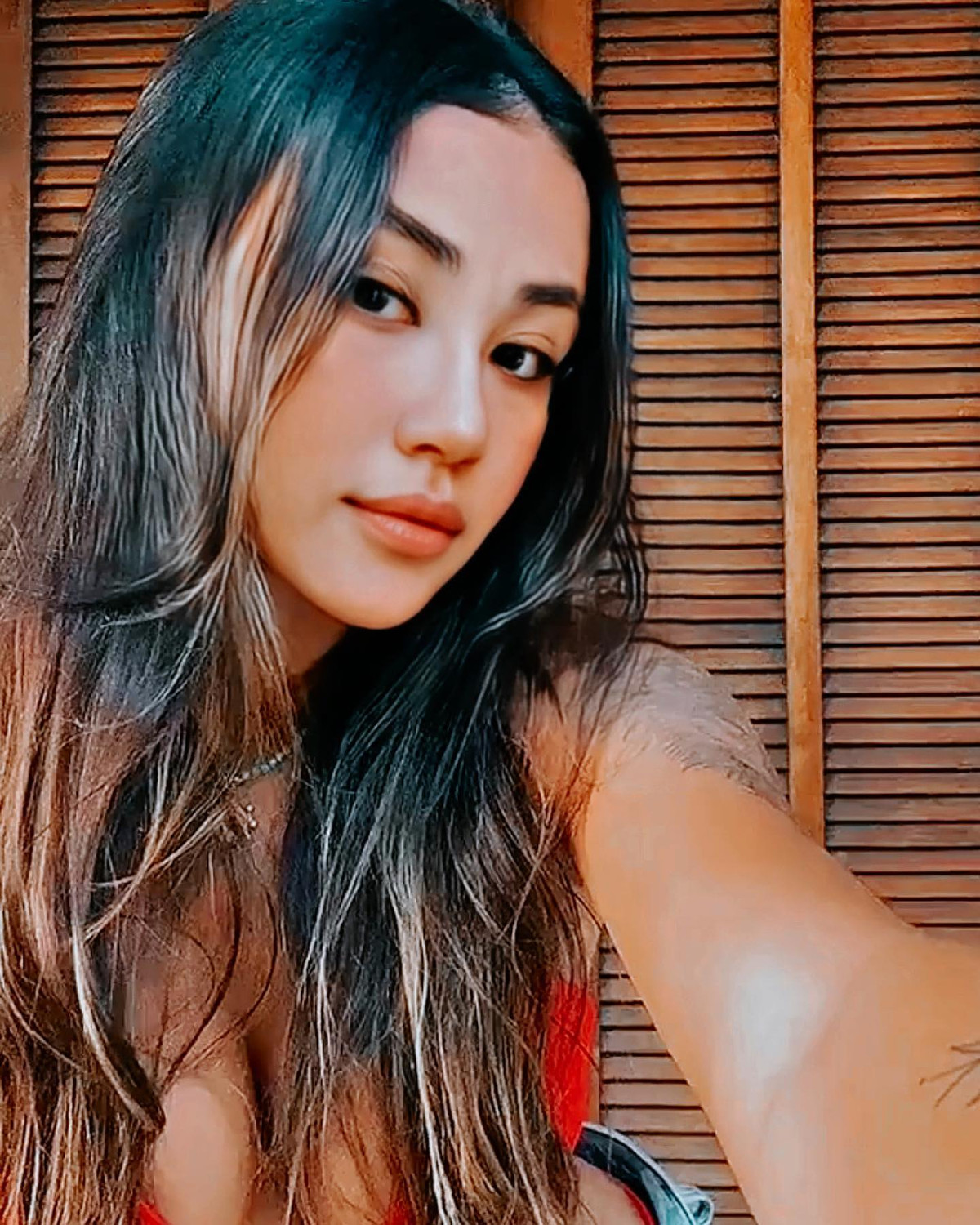 Không chỉ tậu xe như một sở thích, Huyền Trang còn sưu tập. Cô nàng cũng từng chi số tiền khủng để mua 2 chiếc xe sang Lexus và Mercedes tặng mẹ, bày tỏ lòng hiếu thảo.