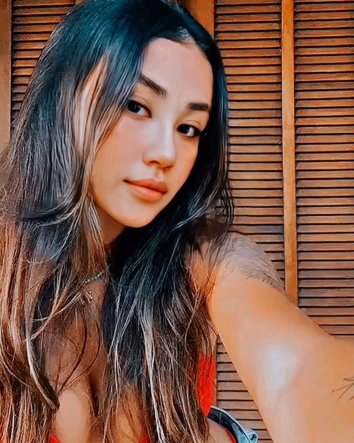 Không chỉ tậu xe như một sở thích, Huyền Trang còn sưu tập. Cô nàng cũng từng chi số tiền khủng để mua 2 chiếc xe sang Lexus và Mercedes tặng mẹ, bày tỏ lòng hiếu thảo.