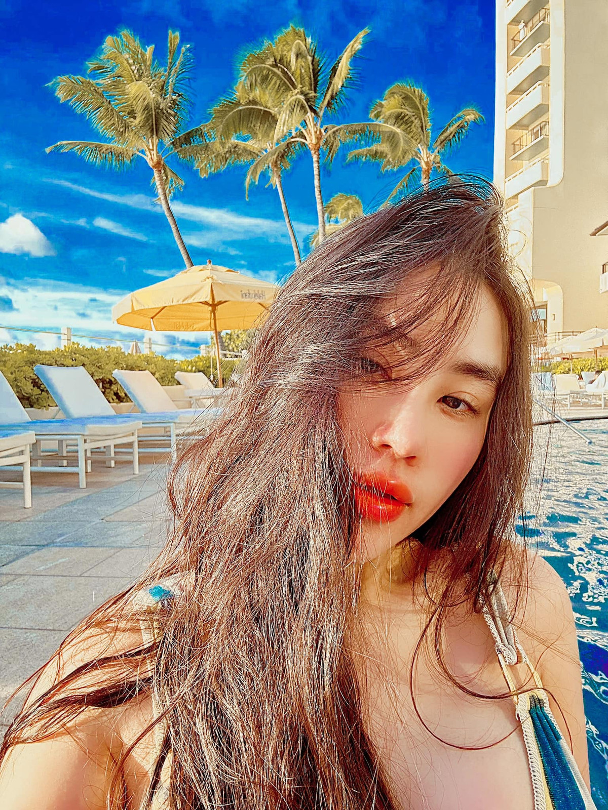 Nổi tiếng là “cô nàng lắm chiêu” từ khi còn đảm nhiệm vai trò quản lý của hiện tượng mạng Bà Tưng, Lucy Trang Nguyễn ngày càng thành công trên con đường học vấn và kinh doanh.