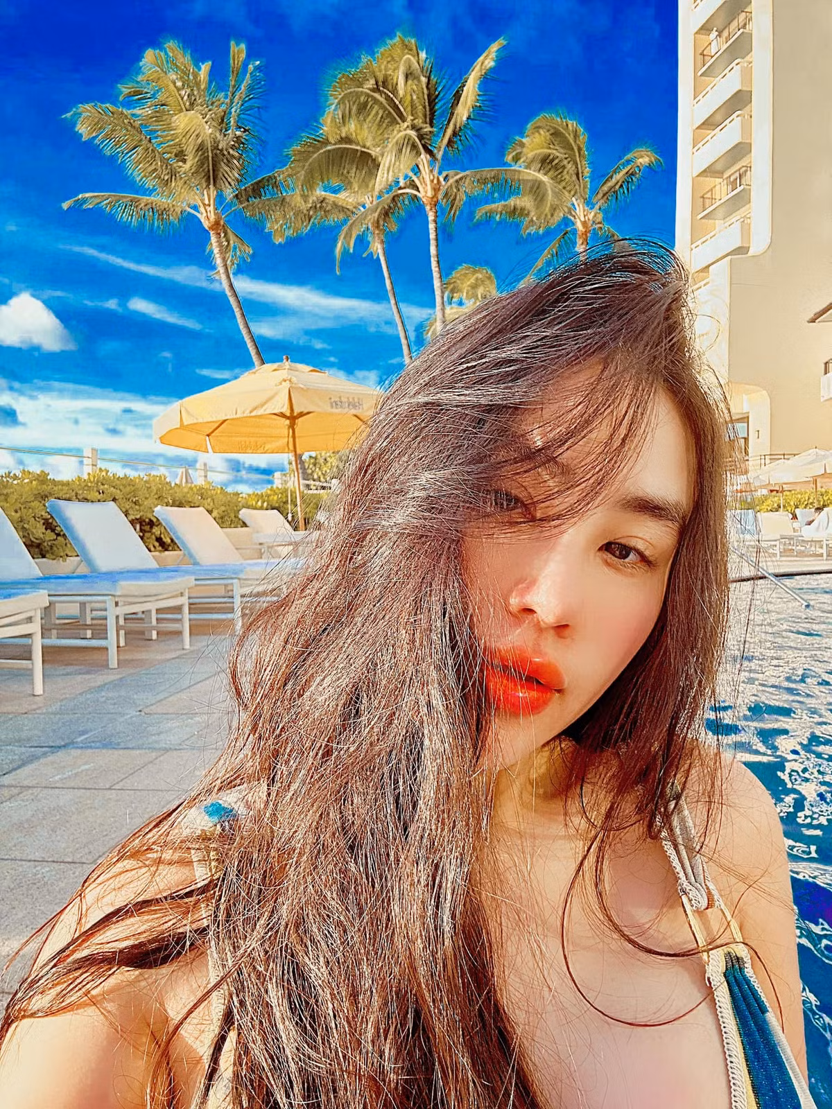 Nổi tiếng là “cô nàng lắm chiêu” từ khi còn đảm nhiệm vai trò quản lý của hiện tượng mạng Bà Tưng, Lucy Trang Nguyễn ngày càng thành công trên con đường học vấn và kinh doanh.