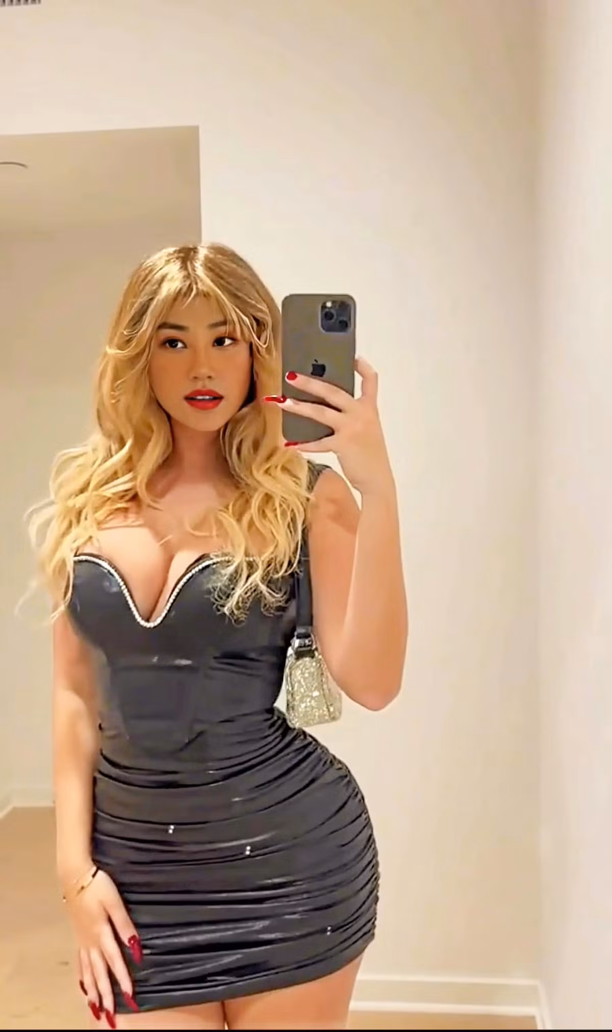 Huyền Trang không ngại thị phi tâm sự: "Tôi yêu bản thân và tự hào về những điều mình đang làm. Nếu không có những va vấp trải nghiệm trong quá khứ thì sẽ không có tôi ở hiện tại. Tôi yêu cả hai vì đó chính tôi".