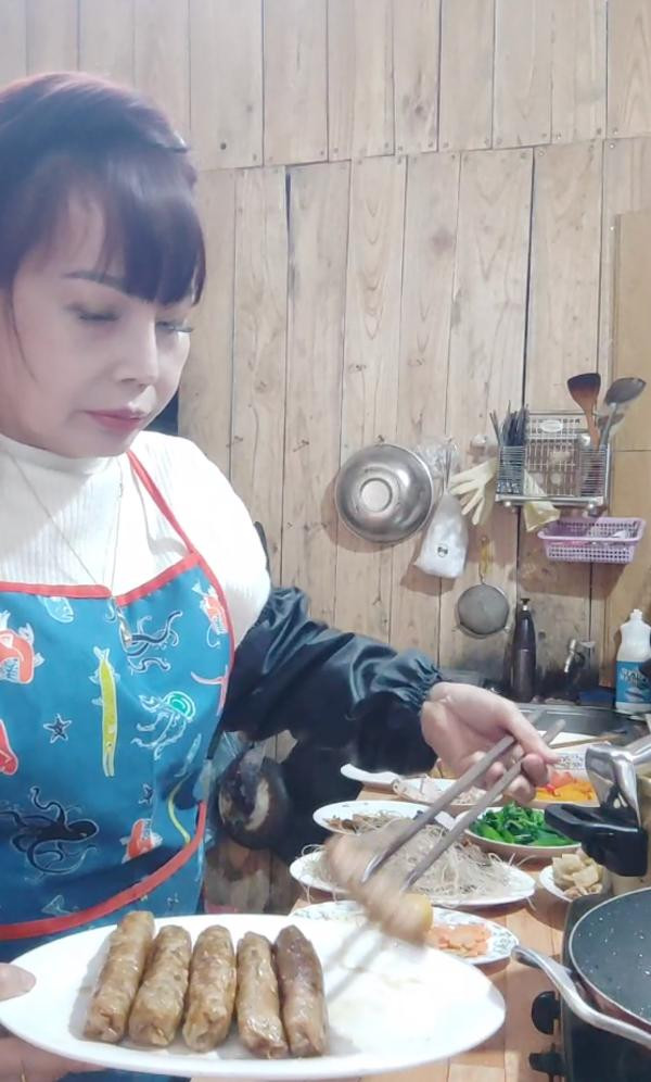 Qua hình ảnh do người trong cuộc đăng tải, chị Sao lộ diện với gương mặt v-line trẻ đẹp, làn da mịn màng căng bóng, cách trang điểm rất trẻ trung,...