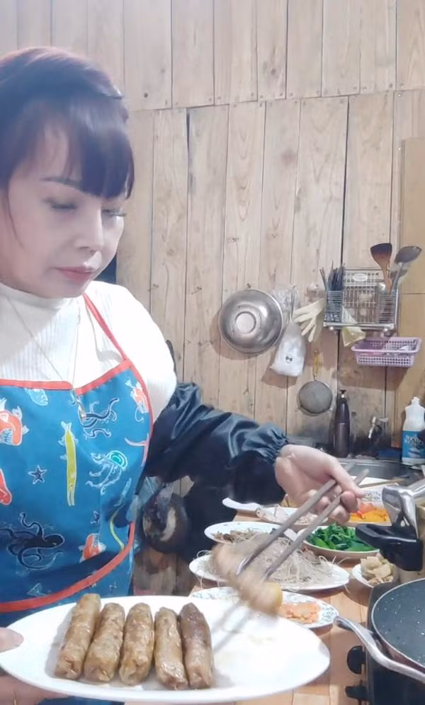 Qua hình ảnh do người trong cuộc đăng tải, chị Sao lộ diện với gương mặt v-line trẻ đẹp, làn da mịn màng căng bóng, cách trang điểm rất trẻ trung,...