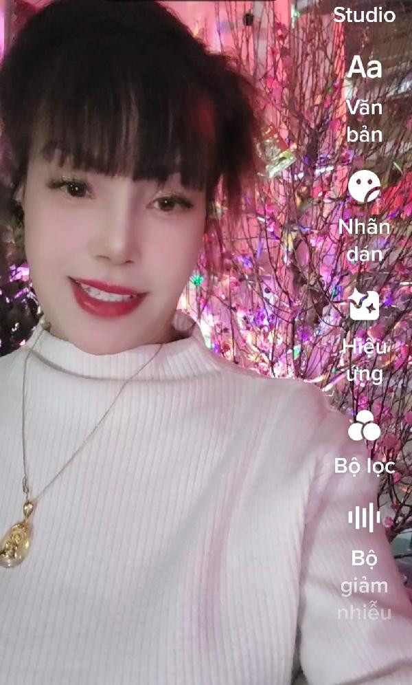 Thế nhưng gây chú ý hơn cả chính là nhan sắc chị Thu Sao.