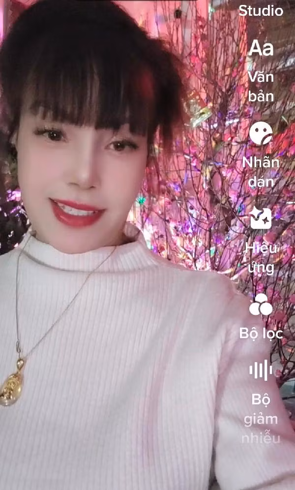 Thế nhưng gây chú ý hơn cả chính là nhan sắc chị Thu Sao.