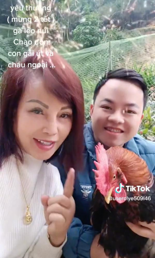 Khoảnh khắc ghi lại, cô dâu Thu Sao và ông xã kém tuổi đã có một cái Tết vô cùng ấm cúng khi các con, các cháu của chị Sao trở về Cao Bằng, quây quần bên mẹ và dượng.