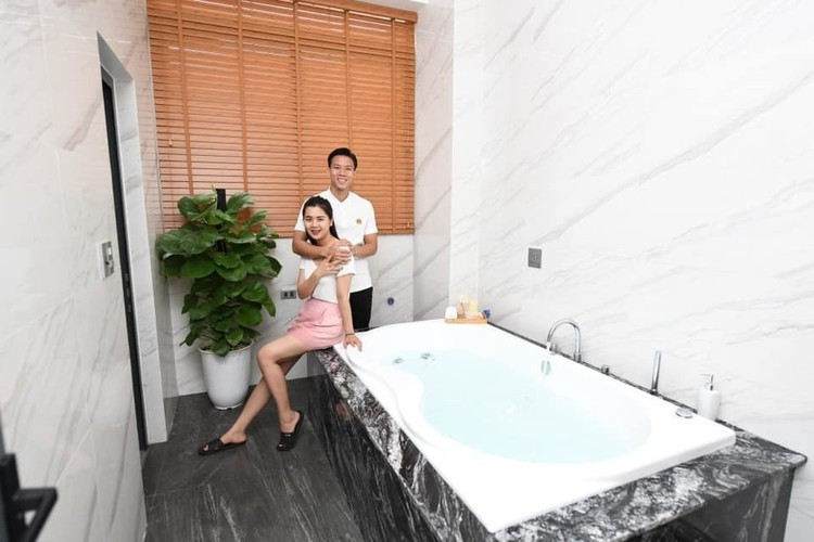 Cuộc sống của Quế Ngọc Hải và vợ Dương Thùy Phương luôn khiến dân mạng ngưỡng mộ bởi "tình bể tình".