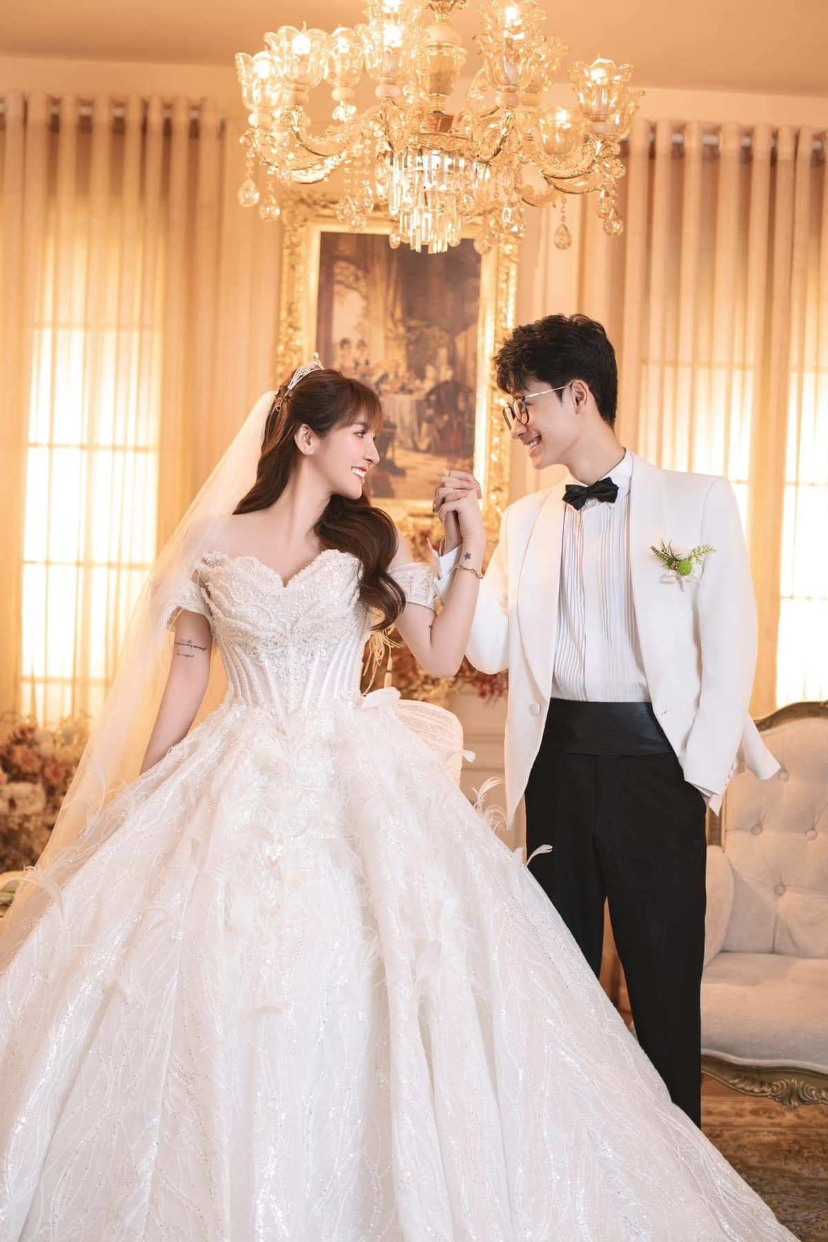 Trong clip, vợ chồng Ngân Sát Thủ liên tục dành cho nhau những cử chỉ ngọt ngào, những cái ôm cho thấy sự bịn rịn khi khi sắp phải chia xa.