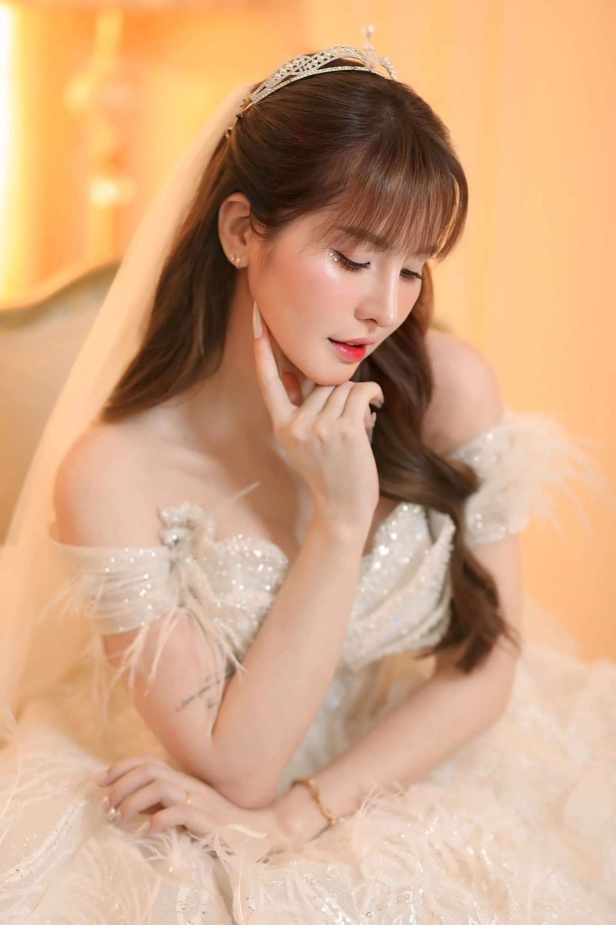 Chưa dừng lại ở đó, Ngân Sát Thủ cũng hào hứng review lại cảm xúc của chồng trẻ kém 9 tuổi sau khi lấy vợ: “Anh ta nói là lấy vợ sướng lắm, biết thế lấy sớm hơn”.