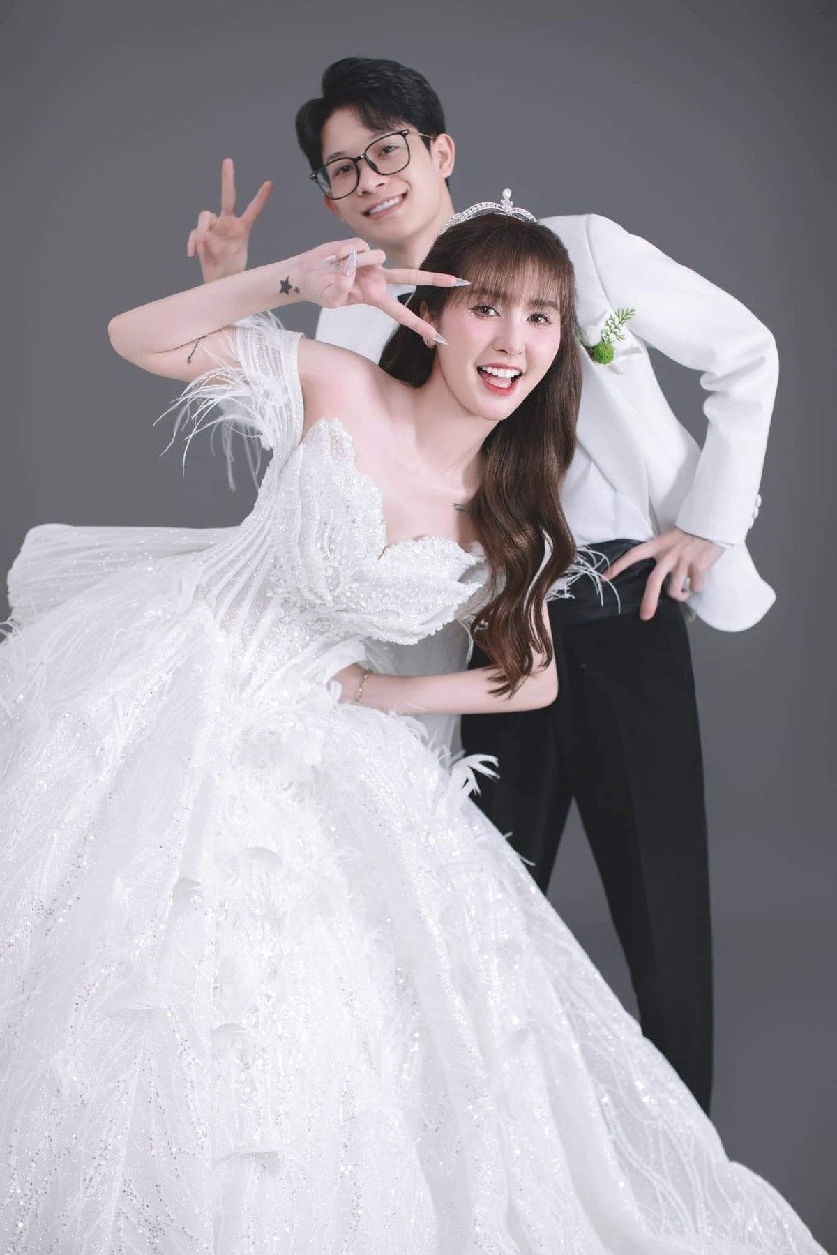 Nhiều người chia sẻ đồng cảm với Ngân Sát Thủ, bởi ngày nay nhiều bạn trẻ cũng bận rộn với công việc, dự định cá nhân mà sau khi đám cưới tổ chức xong sẽ phải tạm chia xa nhau một thời gian ngắn.