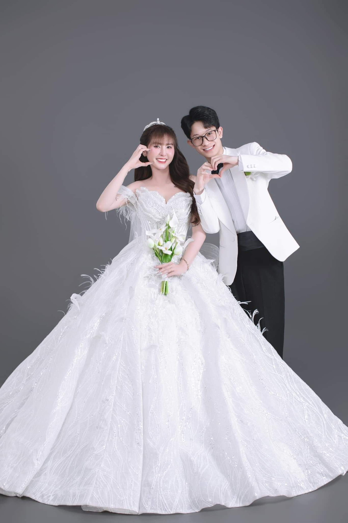 Bên dưới clip, nhiều người dành lời khen ngợi sự dễ thương của vợ chồng Ngân Sát Thủ. Hành động này cũng “đập tan” tin đồn chồng trẻ hờ hững với người đẹp.