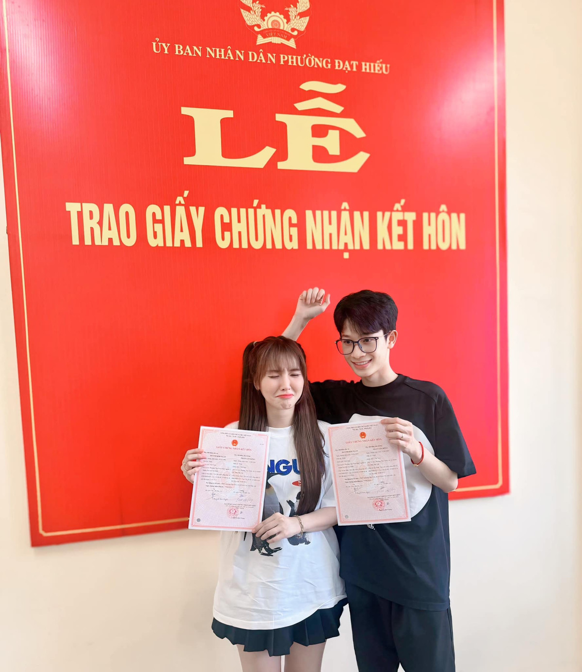 Ngân Sát Thủ trả lời bình luận trên Facebook: “Nhưng mà bây giờ vẫn ở xa nhau anh ạ, do mỗi người làm mỗi nơi”. Đồng thời, người đẹp cũng dí dỏm hứa hẹn sẽ “vỗ béo” chồng vì anh quá gầy.