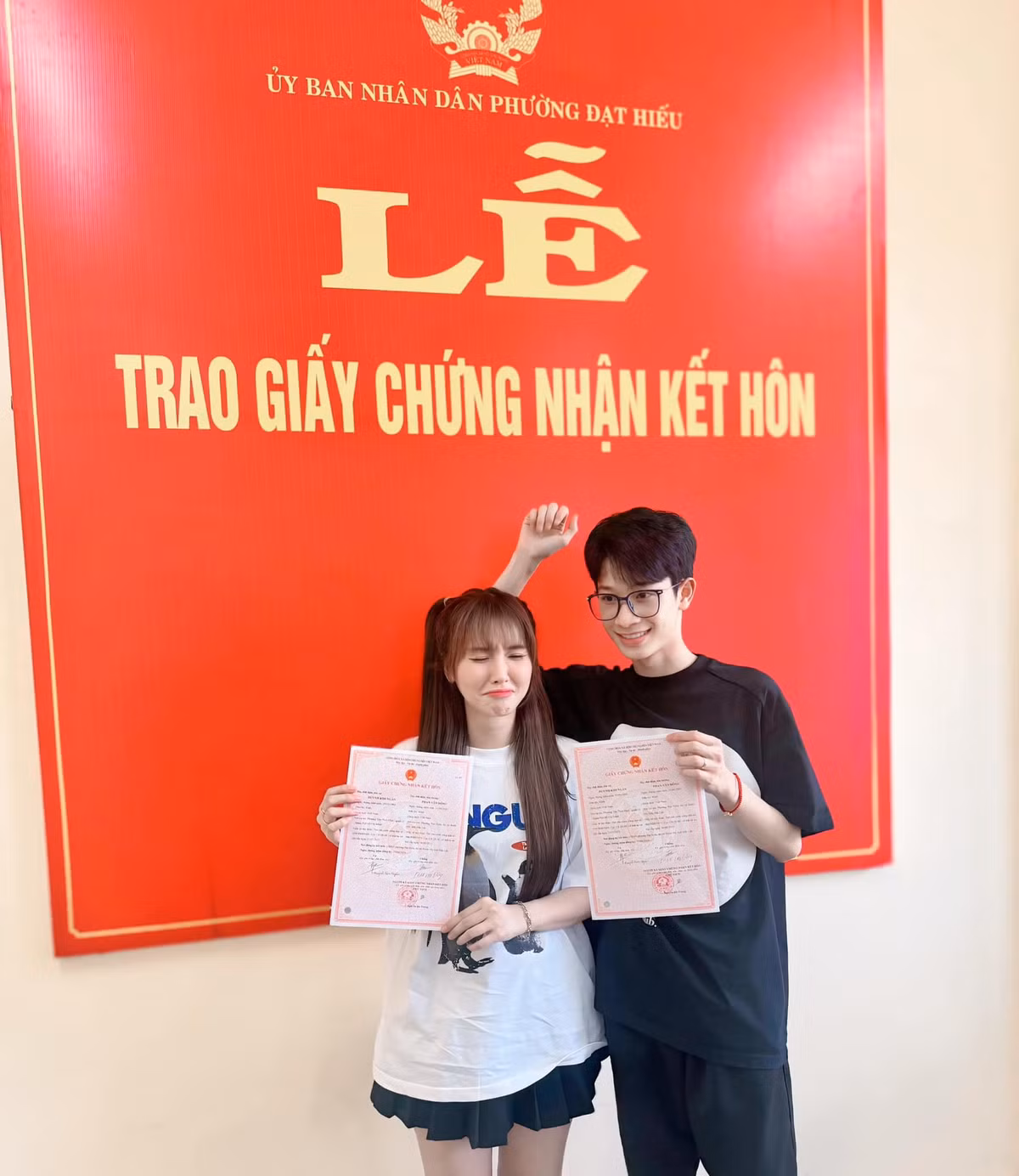 Ngân Sát Thủ trả lời bình luận trên Facebook: “Nhưng mà bây giờ vẫn ở xa nhau anh ạ, do mỗi người làm mỗi nơi”. Đồng thời, người đẹp cũng dí dỏm hứa hẹn sẽ “vỗ béo” chồng vì anh quá gầy.