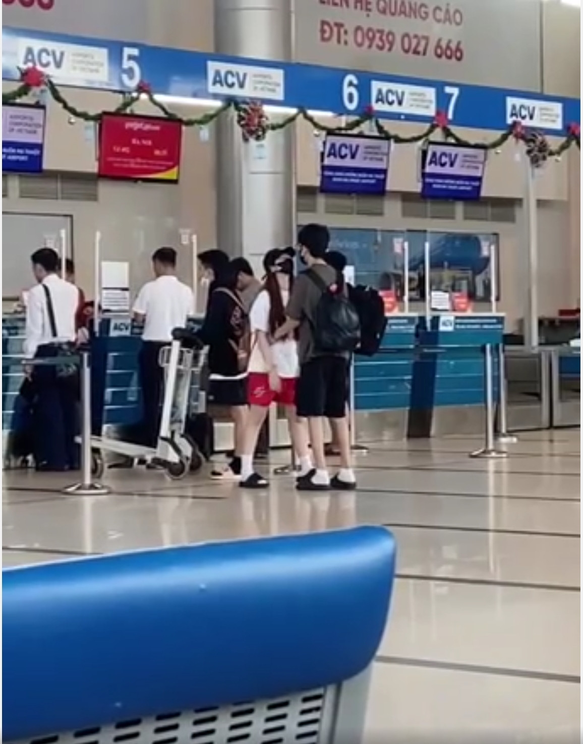 Trước đó vài giờ, trên TikTok nhiều người cũng đăng tải clip bắt gặp cặp vợ chồng son này tại Sân bay Buôn Ma Thuột (Đắk Lắk).