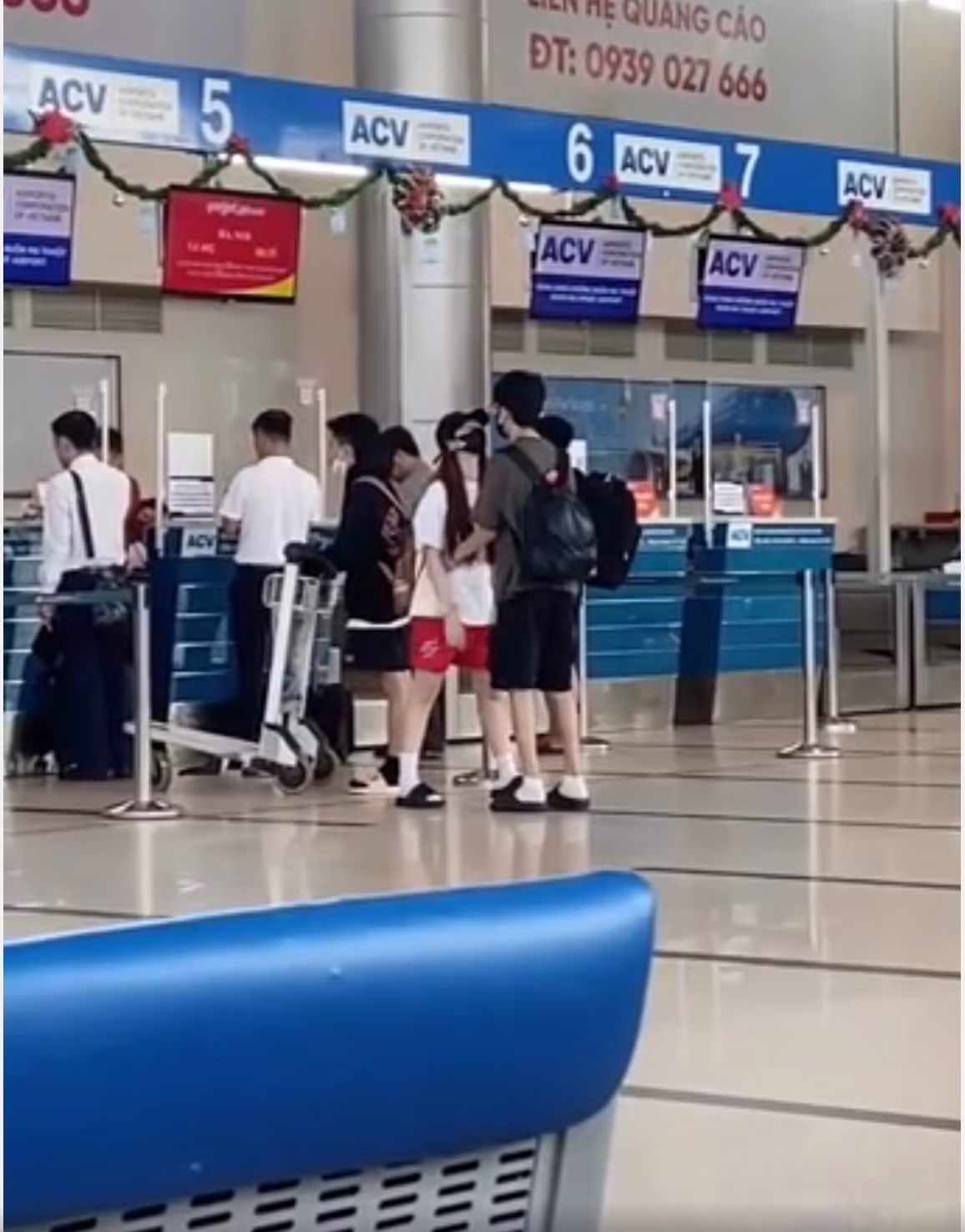 Trước đó vài giờ, trên TikTok nhiều người cũng đăng tải clip bắt gặp cặp vợ chồng son này tại Sân bay Buôn Ma Thuột (Đắk Lắk).