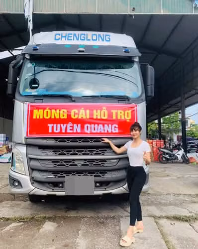 Thi thoảng dừng xe đổ xăng hay ghé cửa hàng tiện lợi, Minh Nguyệt cũng nhận được cái nhìn tò mò, bất ngờ của mọi người. Một vài người trầm trồ về việc một cô gái như cô có thể điều khiển được chiếc xe tải hạng nặng.