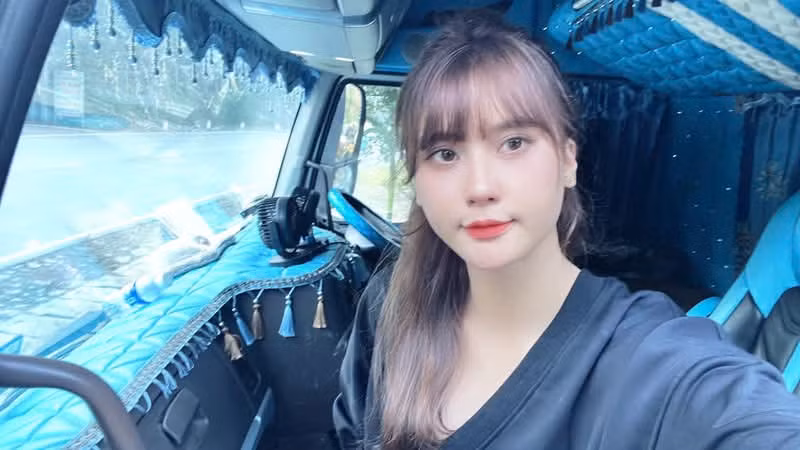 Gia đình Nguyệt kinh doanh gạch ốp lát và vận tải. Sau khi tốt nghiệp ngành kế toán, Nguyệt về phụ việc cho bố mẹ.