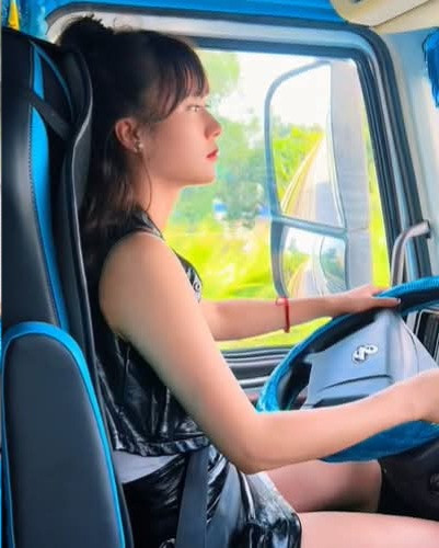 Trước khi chính thức ngồi sau vô lăng "quái thú 30 tấn", Minh Nguyết từng có nhiều năm ngồi ở ghế phụ, theo chân các tài xế đi lấy hàng ở công ty và giao cho các đại lý.