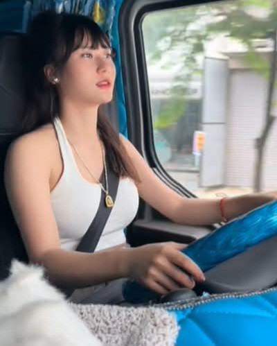 Theo tìm hiểu, Minh Nguyệt là con thứ 4 trong gia đình có 5 chị em (4 gái, 1 trai) và là người duy nhất trong nhà nối nghiệp gia đình, viết tiếp niềm đam mê lái xe của mẹ. năm qua, cô gái xinh đẹp cùng chiếc xe tải rong ruổi khắp các cung đường phía Bắc. Nguyệt đảm nhận việc đi lấy hàng ở các công ty, sau đó giao cho đại lý ở khắp các tỉnh Quảng Ninh, Yên Bái, Hà Giang...