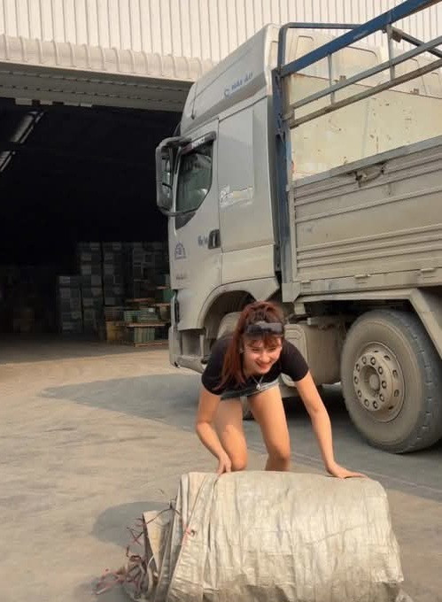 Hơn 4 năm ngồi ghế lái, Minh Nguyệt gặp nhiều tình huống bi hài. Mỗi khi gặp các anh em trong nghề, cô lại nghe mọi người trêu đùa “con gái mà lái xe nuột nhỉ?”, “hôm nay được gặp nữ tài xế thần tượng”...