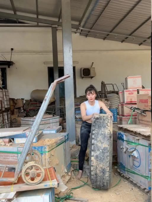 Trên những cung đường Minh Nguyệt đảm nhận việc đi lấy hàng ở các công ty, sau đó giao cho đại lý ở khắp các tỉnh Quảng Ninh, Yên Bái, Hà Giang...