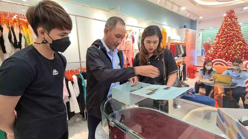 Lực lượng chức năng phát hiện cửa hàng có rất nhiều quần áo, hoa tai, phụ kiện túi xách... gắn mác của các nhãn hiệu nổi tiếng như Fendi, Chanel, Dior...