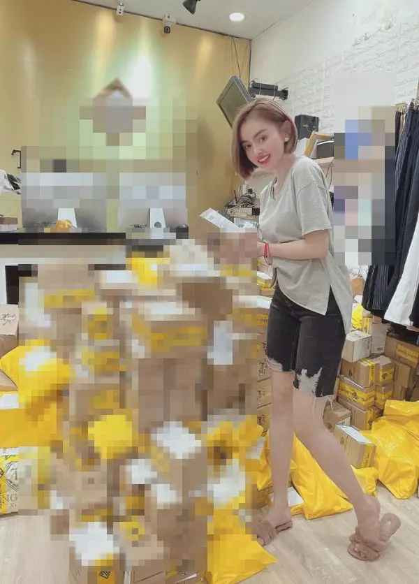 Quá trình làm việc, các nhân viên trong shop rất hợp tác, mang toàn bộ sản phẩm trong cửa hàng như quần áo, giày dép, túi xách, phụ kiện,... để cơ quan chức năng làm các thủ tục liên quan.