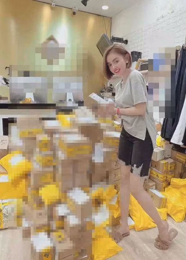 Quá trình làm việc, các nhân viên trong shop rất hợp tác, mang toàn bộ sản phẩm trong cửa hàng như quần áo, giày dép, túi xách, phụ kiện,... để cơ quan chức năng làm các thủ tục liên quan.