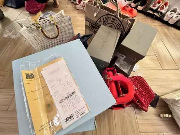 Theo Đội Quản lý thị trường số 2, hiện đại diện cửa hàng Trang Nemo chưa xuất trình đầy đủ các giấy tờ liên quan đến nguồn gốc, xuất xứ của giày dép, túi xách, quần áo, hoa tai đang trưng bày tại cửa hàng.