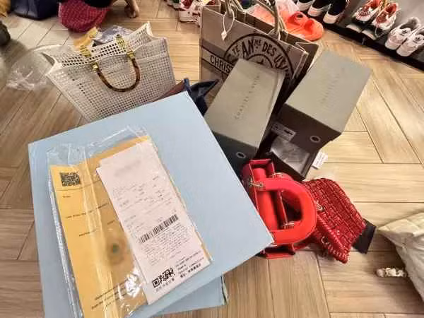 Theo Đội Quản lý thị trường số 2, hiện đại diện cửa hàng Trang Nemo chưa xuất trình đầy đủ các giấy tờ liên quan đến nguồn gốc, xuất xứ của giày dép, túi xách, quần áo, hoa tai đang trưng bày tại cửa hàng.